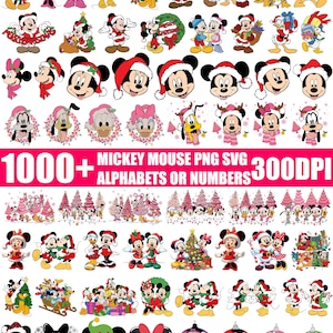 Pode incluir: Uma coleção digital de ilustrações natalinas com Mickey Mouse e amigos, apresentando vários personagens em gorros de Papai Noel, roupas festivas, guirlandas e ornamentos, com o texto 1000+ MICKEY MOUSE PNG SVG ALPHABETS OR NUMBERS 300DPI.