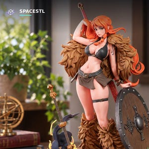 Könnte beinhalten: Eine Nami-Anime-Figur mit orangefarbenem Haar, die ein schwarzes Bikini-Oberteil, einen braunen Rock und fellbesetzte Stiefel trägt. Die Figur hält ein Schwert und einen runden Holzschild und steht auf einem Sockel mit einer dunklen Kreatur.