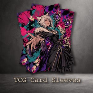 Puede incluir: Un paquete de fundas para cartas TCG con una ilustración estilizada de un personaje de pelo blanco con orejas de animal, vestido con un traje negro y sosteniendo un bastón con un orbe morado, sobre un fondo vibrante de salpicaduras de tinta rosa, turquesa y negra.