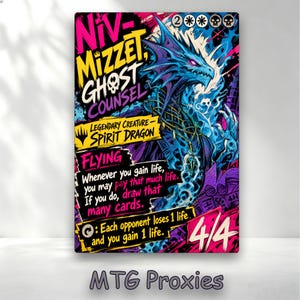 Puede incluir: Una carta coleccionable rectangular con una ilustración de un dragón espíritu azul con detalles en rosa y amarillo. El texto dice Niv-Mizzet, Ghost Counsel, Legendary Creature - Spirit Dragon, Flying, e incluye reglas y fuerza/resistencia 4/4.