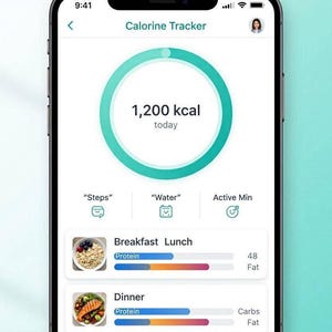 Può includere: Uno schermo di smartphone che mostra l'interfaccia di un'app per il conteggio delle calorie. Lo schermo presenta un anello di progresso circolare centrale con 1.200 kcal oggi, icone per passi, acqua e minuti attivi, e registri dei pasti.