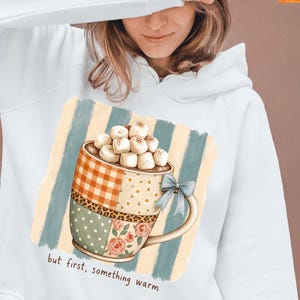 Imagen PNG de chocolate caliente con retazos, diseño de taza otoñal estilo preppy, camiseta otoñal acogedora (descarga digital)