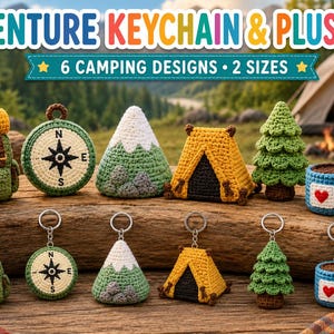 Puede incluir: Un conjunto de artículos de camping tejidos a ganchillo que incluye mochila, brújula, montaña, tienda de campaña, pino y taza, disponibles en tamaños de peluche grande y llavero. La colección presenta seis diseños con detalles.