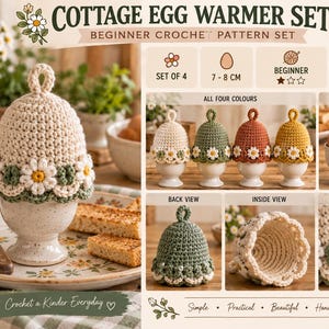 Op de afbeelding: Een Cottage Egg Warmer Set haakpatronen voor beginners met vier klokvormige eierwarmers in crème, groen, roest en geel, elk versierd met een madeliefjesrand. De set bevat instructies voor eieren van 7-8 cm, inclusief steekdetails en aanzichten.