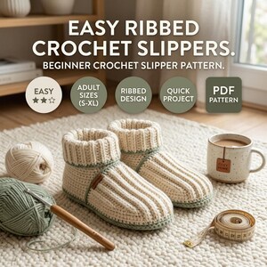 Puede incluir: Un par de zapatillas de ganchillo acanaladas en color crema con ribete verde salvia. La imagen incluye el texto: EASY RIBBED CROCHET SLIPPERS. BEGINNER CROCHET SLIPPER PATTERN. También se muestran un ovillo de lana crema, uno verde salvia, un ganchillo y una cinta métrica.