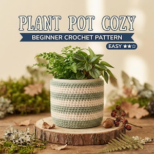 Puede incluir: Una funda de ganchillo para macetas con rayas horizontales en verde salvia y crema. El texto dice PLANT POT COZY BEGINNER CROCHET PATTERN EASY. La funda envuelve una maceta blanca que contiene una planta verde de hojas pequeñas.