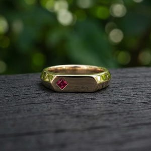 ルビーのシグネットリング（男性用）、925スターリングシルバー、プリンセスカットストーン、ハンドメイドのミニマルなステートメントリング、彼へのギフト