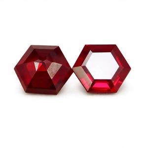 Paire de rubis naturels de 20,95 ct, taille hexagonale, pierres précieuses rouges assorties, idéales pour la joaillerie fine et les bagues sur mesure.