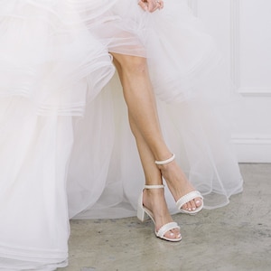 Dames- en kinderschoenen | Ivoorkleurige satijnen blokhaksandaal met parels, damessandalen, bruiloftsandalen, bloemenmeisjesschoenen, mama- en minischoenen