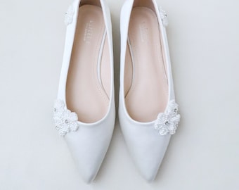 Pisos de boda de marfil con todas las flores de perlas Chassia, zapatos de boda, zapatos de dama de honor, zapatos de novia blancos, zapatos de novia, zapatos de satén blanco