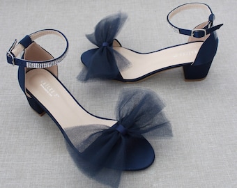 Granatowe satynowe sandały na klockowym obcasie z przodu z dużą kokardą z tiulu, sandały damskie, buty dla druhen, buty ślubne, buty świąteczne