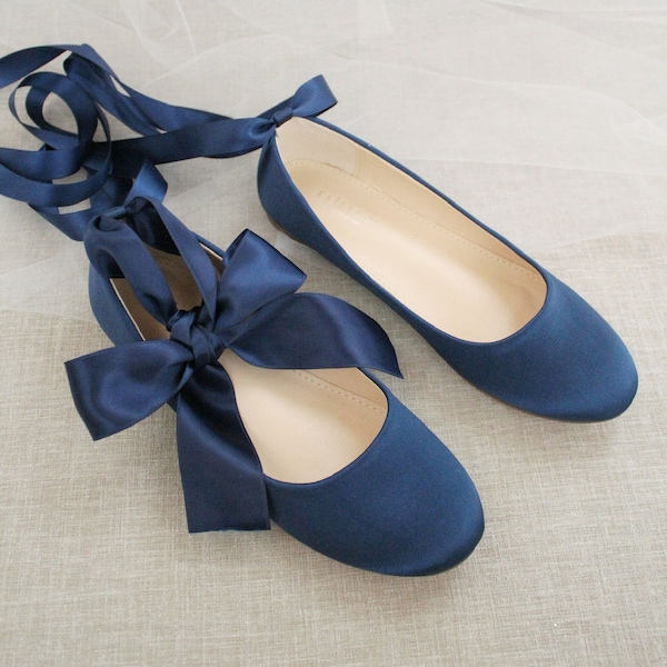 Chaussures femme | Chaussures plates en satin bleu marine avec lien en satin à la cheville ou ballerines à lacets - Chaussures de mariée automne, chaussures de mariage, chaussures de demoiselle d'honneur, chaussures de vacances