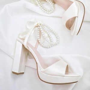 Sandálias de noiva com salto plataforma bloco em cetim branco e marfim com tira dupla de pérolas no tornozelo - Sapatos de casamento femininos, sapatos de noiva, saltos para casamento