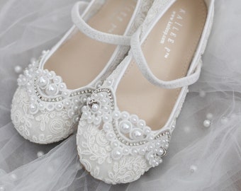 Witte gehaakte Mary Jane flats met kleine parels applique - voor bloemenmeisjes, doopschoenen, doopschoenen