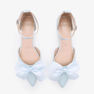 ライトブルーのサテンポインテッドトゥフラットシューズ（フロントサテンリボン付き）、レディースウェディングシューズ、ブラッシュピンクのブライズメイドシューズ、レディースシューズ
