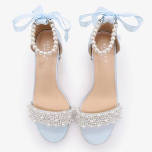 Sandalias de satén azul claro con tacón de bloque, apliques de perla y tiras de perlas, zapatos para niñas de las flores, zapatos de dama de honor, Something Blue imagen 4