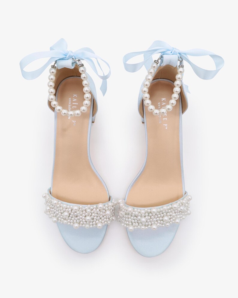 Sandalias de satén azul claro con tacón de bloque, apliques de perla y tiras de perlas, zapatos para niñas de las flores, zapatos de dama de honor, Something Blue imagen 4
