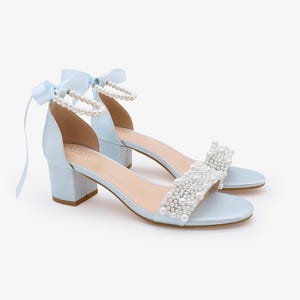 Sandalias de satén azul claro con tacón de bloque, apliques de perla y tiras de perlas, zapatos para niñas de las flores, zapatos de dama de honor, Something Blue imagen 1