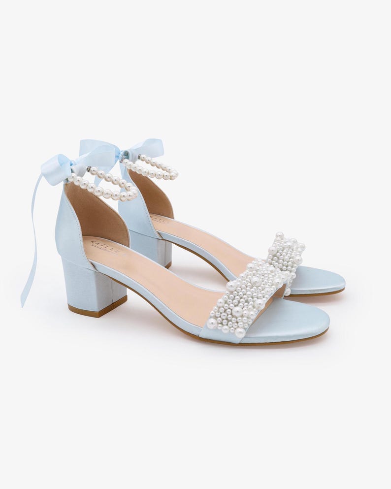 Sandalias de satén azul claro con tacón de bloque, apliques de perla y tiras de perlas, zapatos para niñas de las flores, zapatos de dama de honor, Something Blue imagen 1