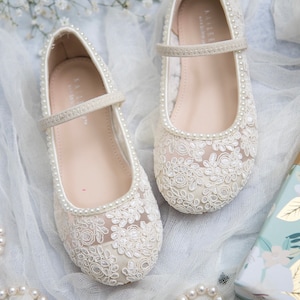Marfil Crochet Lace Mary Jane Flats con MINI PERLAS, Para niñas de flores, zapatos de bautismo, zapatos de bautizo, zapatos de bebé imagen 1