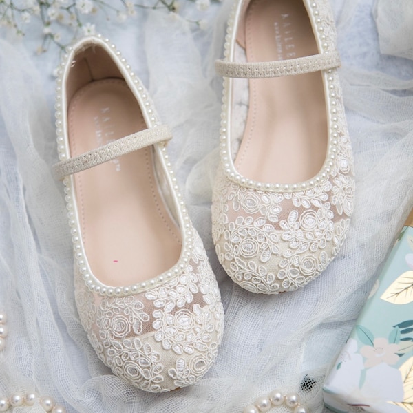Chaussures plates Mary Jane en dentelle au crochet ivoire avec MINI PERLES, pour bouquetières, chaussures de baptême, chaussures de baptême, chaussures de bébé