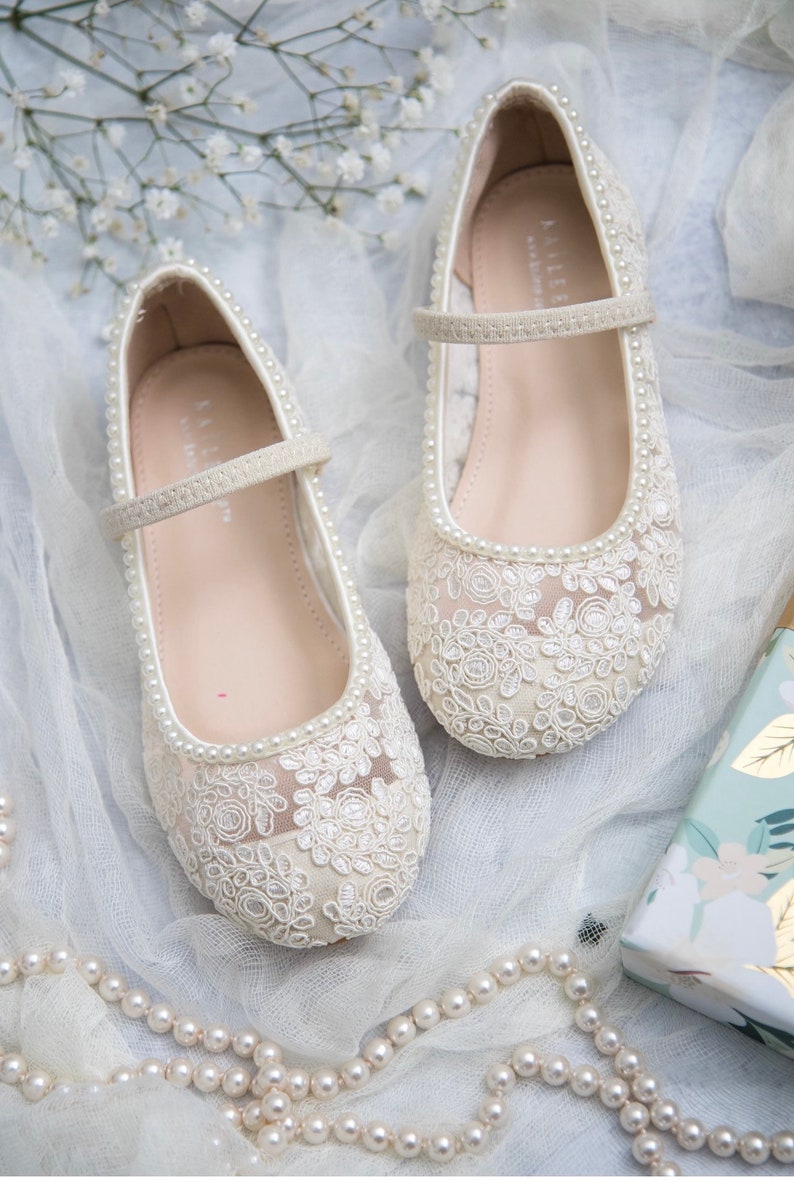 Marfil Crochet Lace Mary Jane Flats con MINI PERLAS, Para niñas de flores, zapatos de bautismo, zapatos de bautizo, zapatos de bebé imagen 1