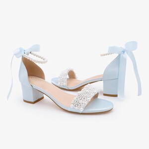 Sandalias de satén azul claro con tacón de bloque, apliques de perla y tiras de perlas, zapatos para niñas de las flores, zapatos de dama de honor, Something Blue imagen 2