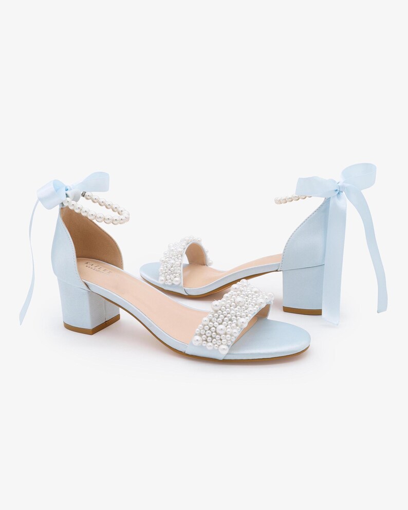 Sandalias de satén azul claro con tacón de bloque, apliques de perla y tiras de perlas, zapatos para niñas de las flores, zapatos de dama de honor, Something Blue imagen 2