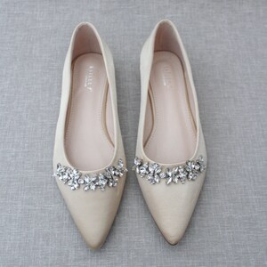 Champagnefärgade spetsiga plattskor i satin med blommiga strassutsmyckningar, höstbröllopsskor, brudtärneskor, guldfärgade satinskor, brudskor NONE
