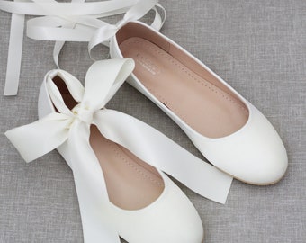 Damenschuhe | Elfenbeinfarbene Satin-Flats mit Satin-Knöchelbindung oder Ballerina-Schnürung – Brautschuhe, Damen-Hochzeitsschuhe, Jr. Brautjungfern-Schuhe