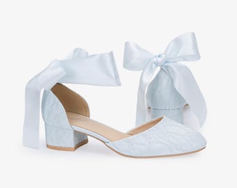 Sapatos de noiva azul-claro com renda, bico redondo e salto baixo bloco, com tira de amarílis. Sapatos de noiva com renda, sapatilhas para noiva.