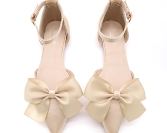 Zapatos planos de satén color champán con punta puntiaguda y lazo de satén delantero. Zapatos de boda de otoño, zapatos de dama de honor y zapatos planos para novia.