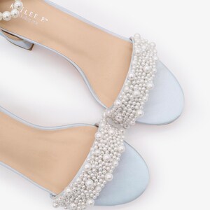 Sandalias de satén azul claro con tacón de bloque, apliques de perla y tiras de perlas, zapatos para niñas de las flores, zapatos de dama de honor, Something Blue imagen 3