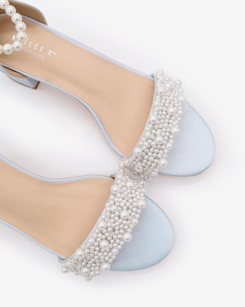 Sandalias de satén azul claro con tacón de bloque, apliques de perla y tiras de perlas, zapatos para niñas de las flores, zapatos de dama de honor, Something Blue imagen 3