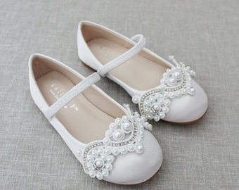 Zapatos Mary Jane de satén blanco con apliques de perlas pequeñas para niñas de las flores, bautizos y bautismos