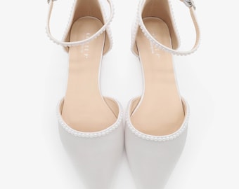 Witte satijnen platte schoenen met puntige neus met MINI PARELS en enkelbandje | Damestrouwschoenen, bruidsschoenen, bruidsflats, witte schoenen