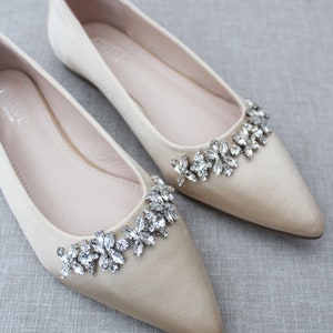 Champagnefärgade spetsiga plattskor i satin med blommiga strassutsmyckningar, höstbröllopsskor, brudtärneskor, guldfärgade satinskor, brudskor bild 3