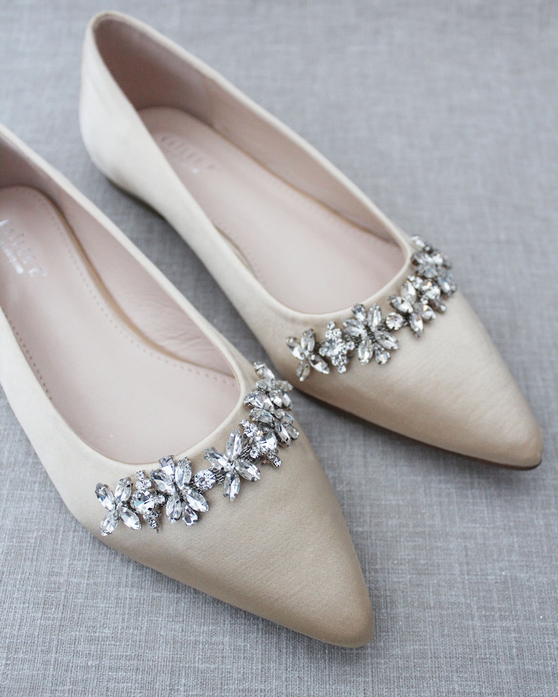 Champagnefärgade spetsiga plattskor i satin med blommiga strassutsmyckningar, höstbröllopsskor, brudtärneskor, guldfärgade satinskor, brudskor bild 3