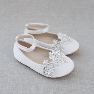 Zapatos planos de satén blanco con apliques de pequeños diamantes de imitación para niñas de las flores, zapatos de bautizo, zapatos de cumpleaños, zapatos formales
