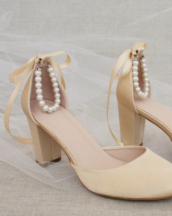 Champagner Satin Blockabsatz mit Perlen aller Perlen Knöchelriemen