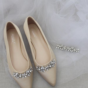 Champagnefärgade spetsiga plattskor i satin med blommiga strassutsmyckningar, höstbröllopsskor, brudtärneskor, guldfärgade satinskor, brudskor BARRETTE