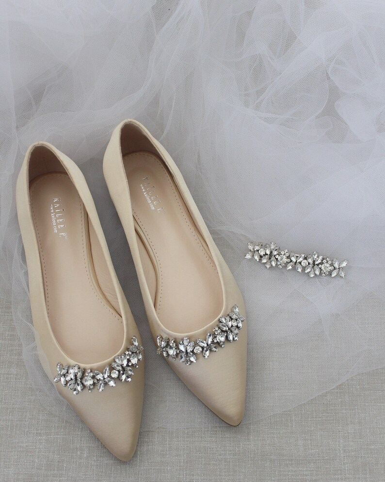 Champagnefärgade spetsiga plattskor i satin med blommiga strassutsmyckningar, höstbröllopsskor, brudtärneskor, guldfärgade satinskor, brudskor BARRETTE