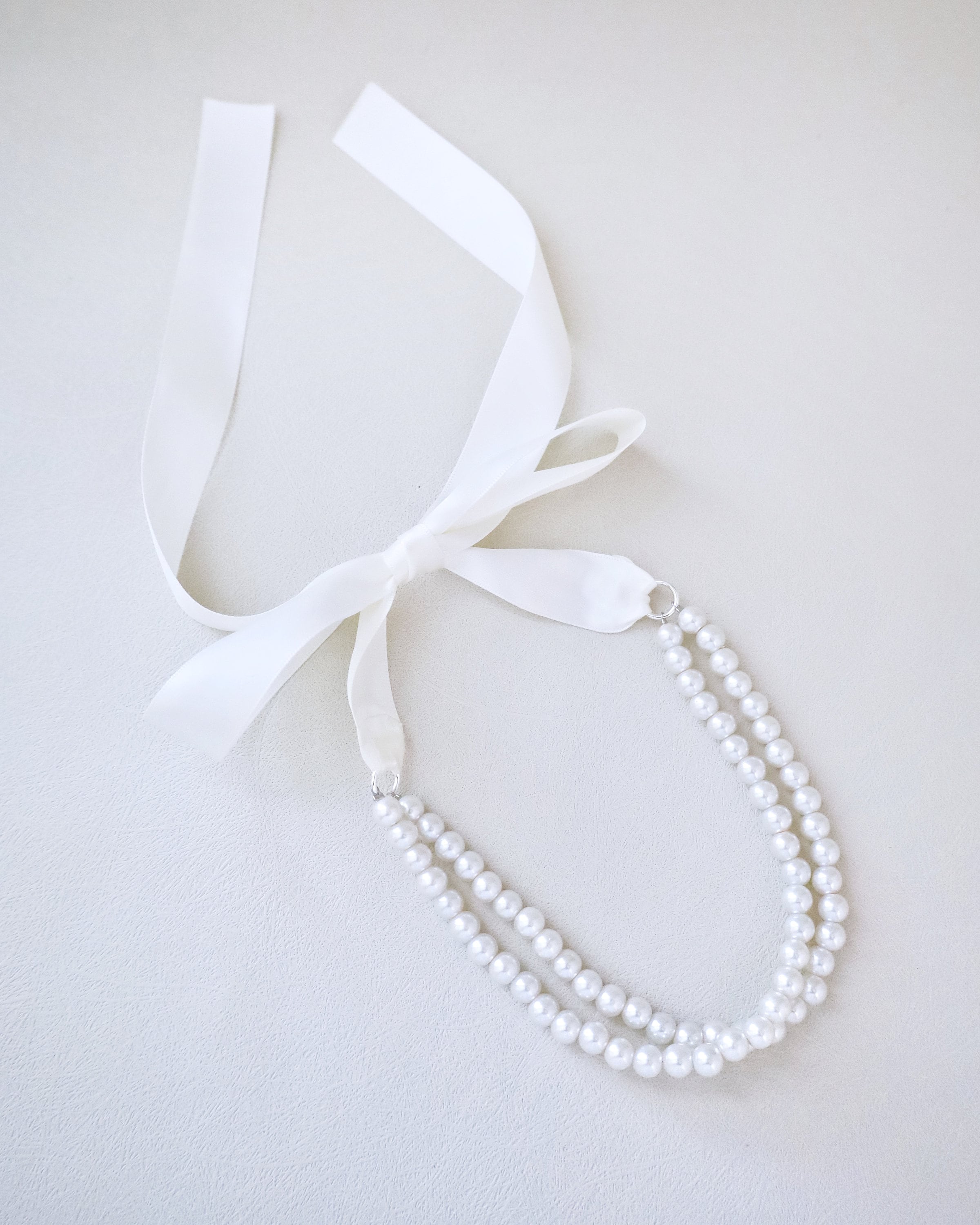 Abercrombie & Fitch White Pearl Cluster Ribbon Tie Necklace Pearl Ribbon-Tie Necklace – White – Women – ARKET EU main image 4