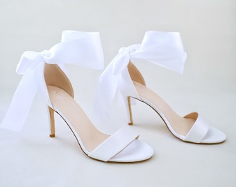 Sandali da sposa con tacco alto in raso bianco con cravatta alla caviglia avvolta, scarpe da damigella d'onore, sandali con tacco in raso, qualcosa di blu