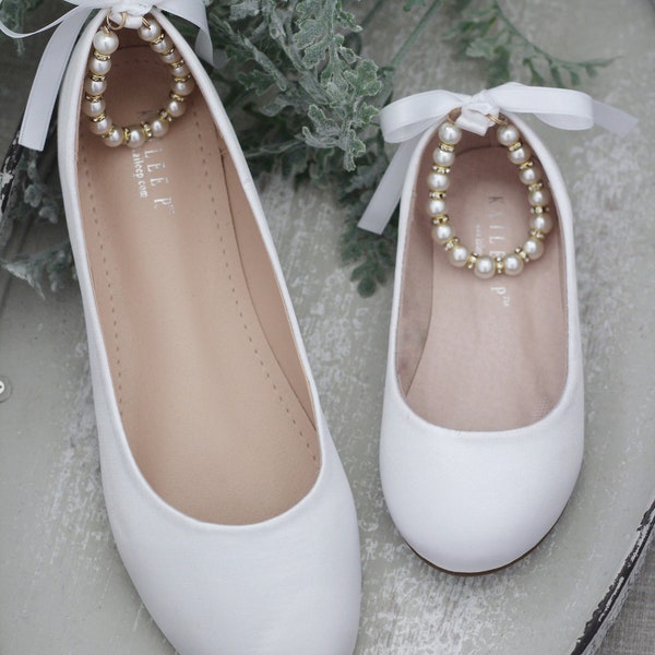 Chaussures pour femmes et enfants | Chaussures plates en satin blanc avec bride à la cheville en perles - Chaussures de mariage, chaussures de mariée, chaussures de demoiselle d'honneur, chaussures de baptême, chaussures plates de mariée