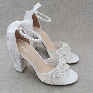 Sandalias de tacón de bloque de encaje de ganchillo blanco y marfil con apliques de perlas pequeñas - zapatos de boda, zapatos de dama de honor, zapatos de novia, tacones de encaje de boda