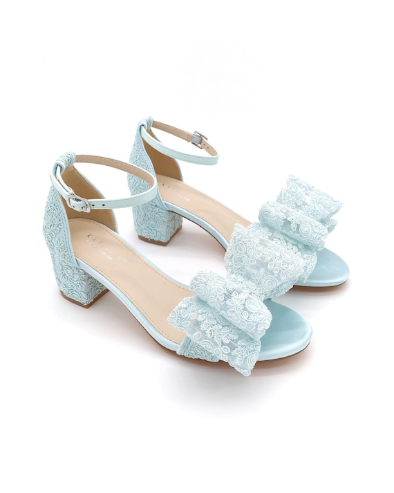 Sandalias de boda de tacón cuadrado con encaje de crochet y lazo