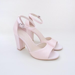 Dammigt rosa satinklackade aftonsandaler med omlott satinknytning - Damskor, aftonskor, brudtärneklackar REGULAR ANKLE STRAP