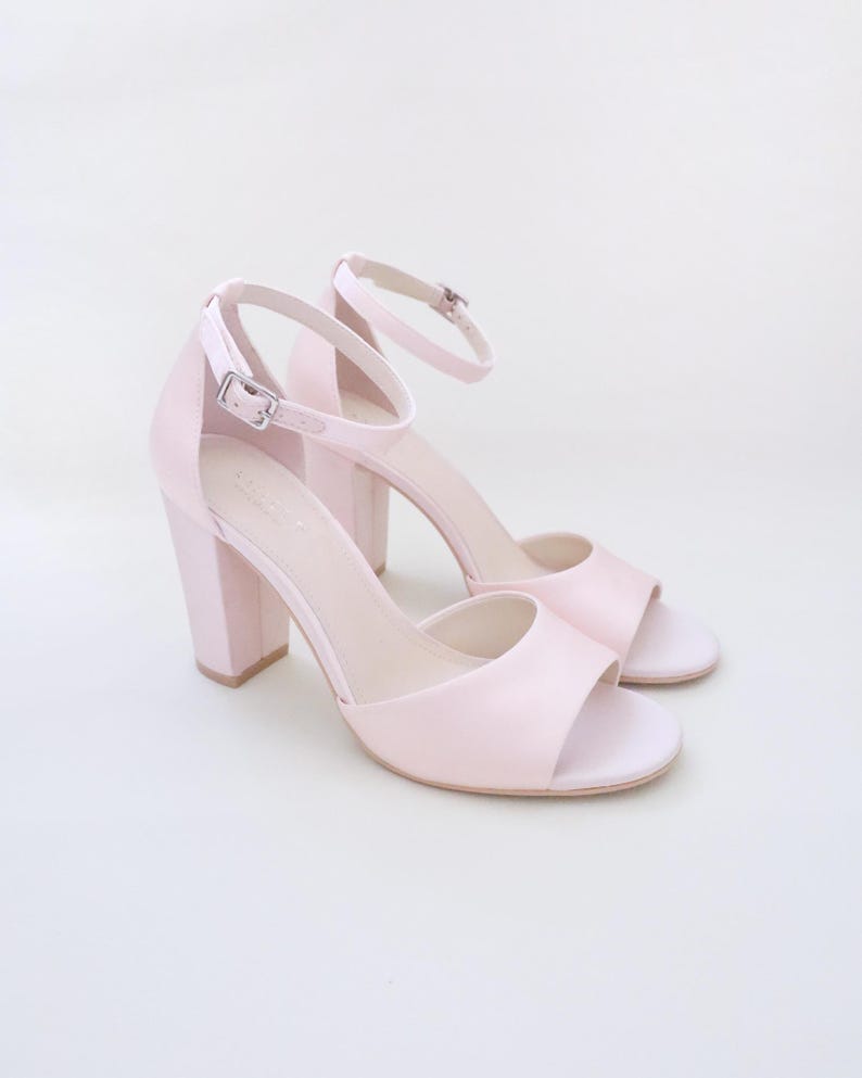 Dammigt rosa satinklackade aftonsandaler med omlott satinknytning - Damskor, aftonskor, brudtärneklackar REGULAR ANKLE STRAP