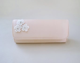 Pochette de mariée en satin avec perles fleurs de Chassia, pochette de mariée, pochette de demoiselles d'honneur, accessoires de mariage, cadeau de mariage, pochette de soirée